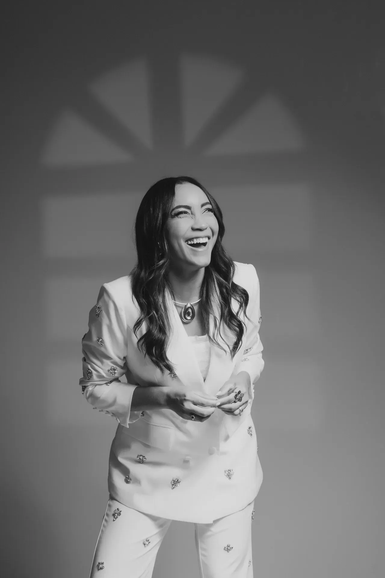 Adriana Machado Sander — retrato em preto e branco, motivo solar